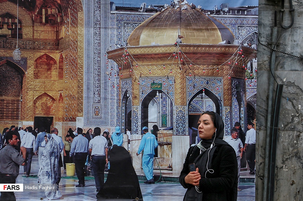 عکس| تحویل سال پشت درهای حرم امام رضا(ع)